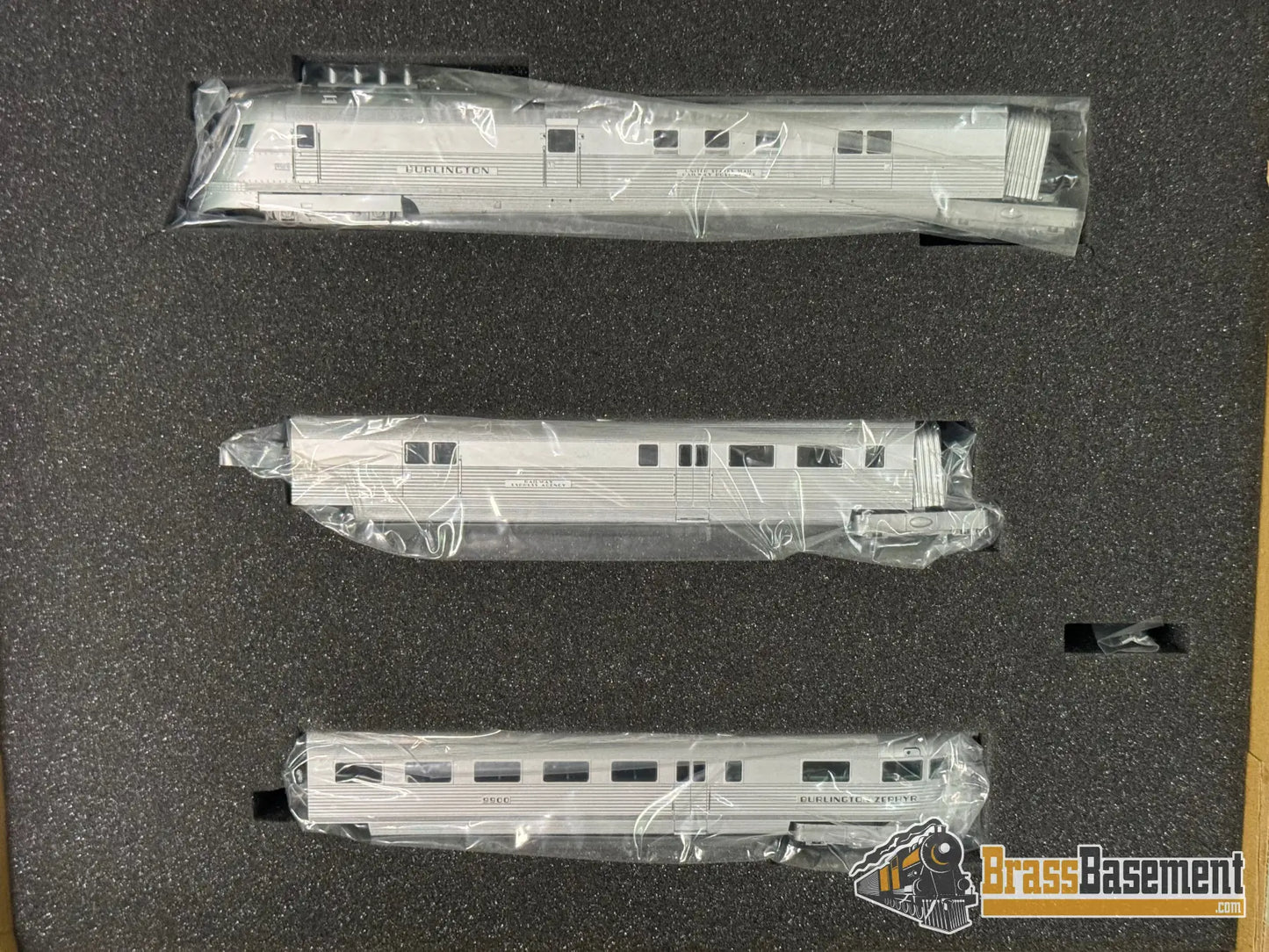 Ho Scale Con-Cor Cb&Q Burlington Zephyr #9900 - Original Version Single Headlight Passenger