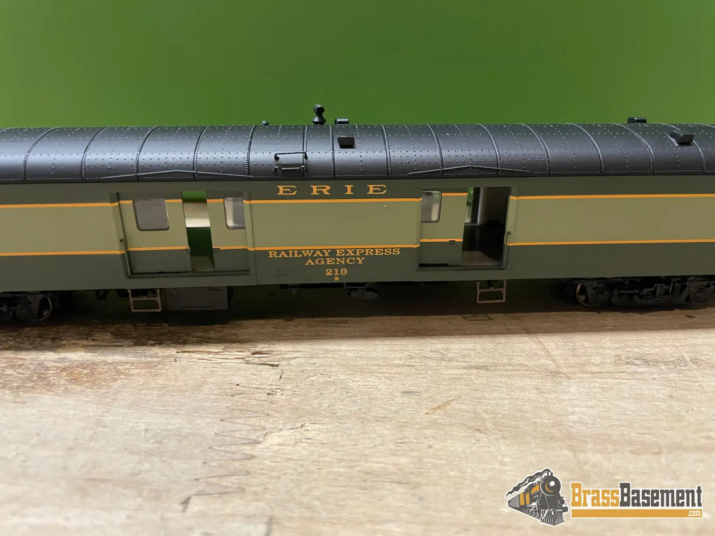 Budget Ho - Rapido Erie Railroad Baggage - Express Car Sliding Doors Passenger