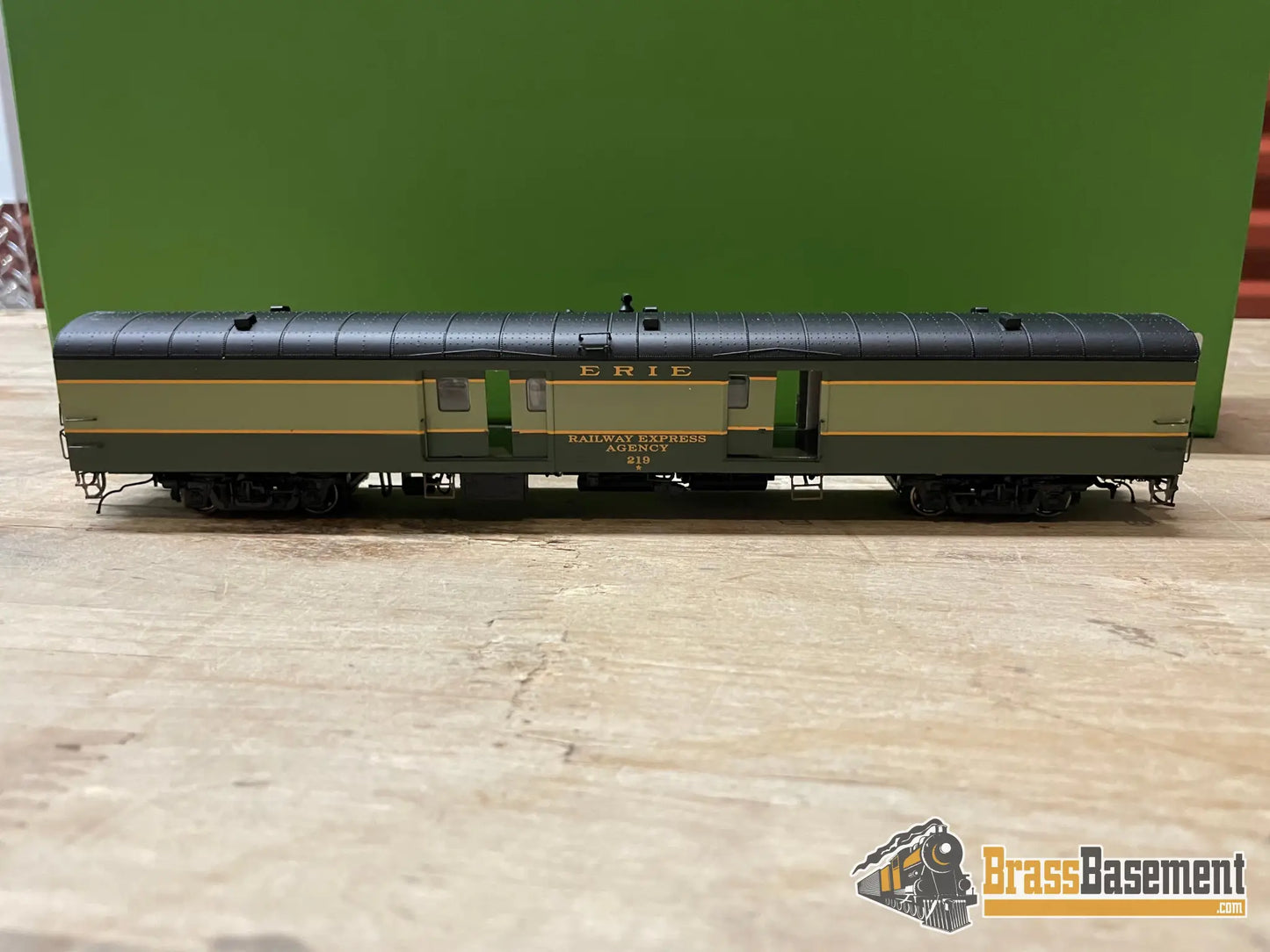 Budget Ho - Rapido Erie Railroad Baggage - Express Car Sliding Doors Passenger