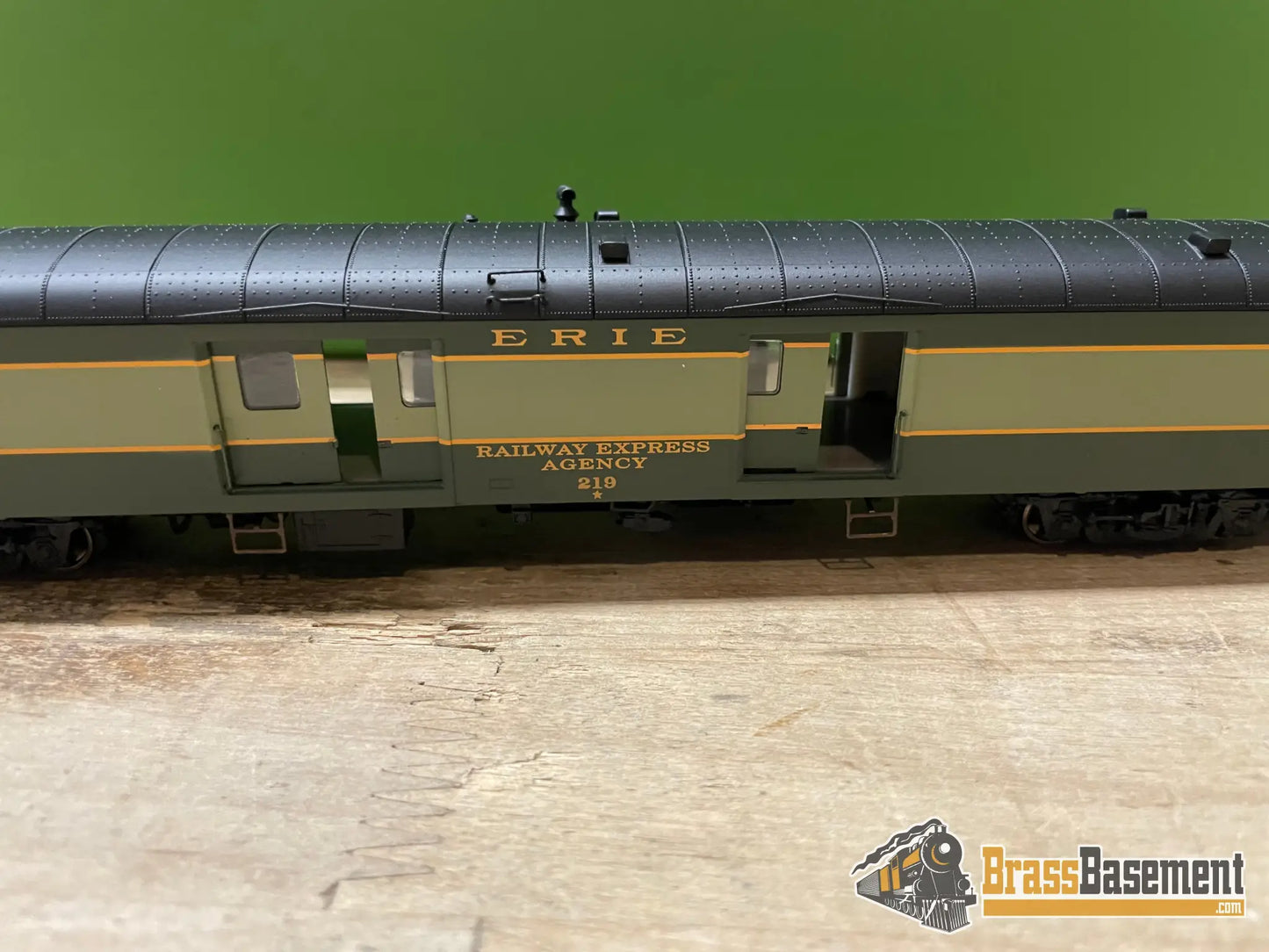 Budget Ho - Rapido Erie Railroad Baggage - Express Car Sliding Doors Passenger