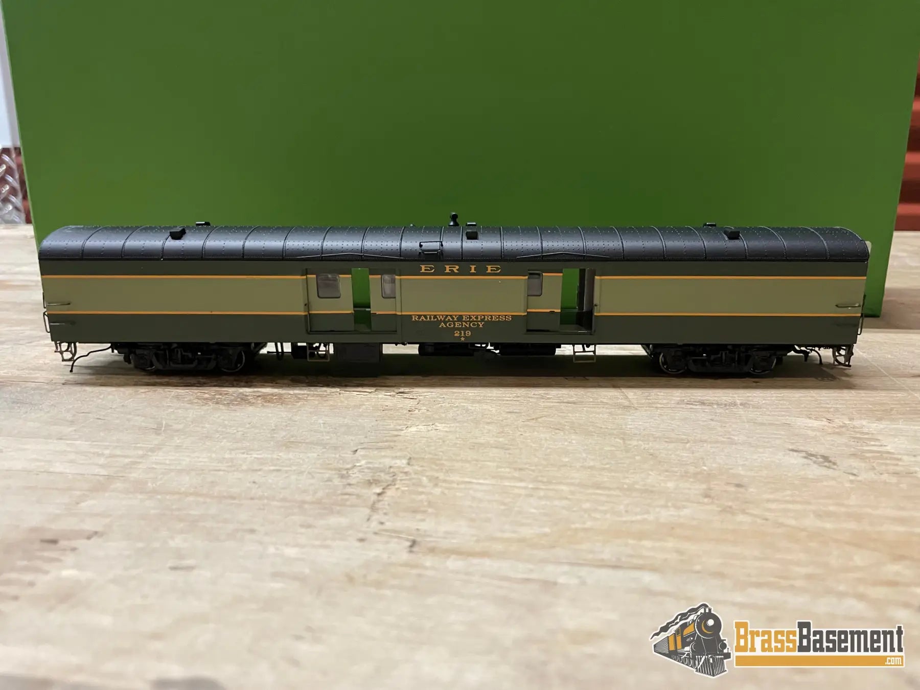 Budget Ho - Rapido Erie Railroad Baggage - Express Car Sliding Doors Passenger