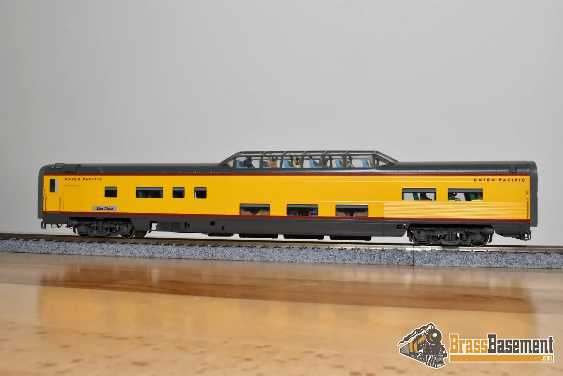 HO Brass - Challenger Imports CIL 2207.1 Union Pacific ‘Train of Tomorrow’ - E7A #988 and 4 Domes - SUPER CUSTOM