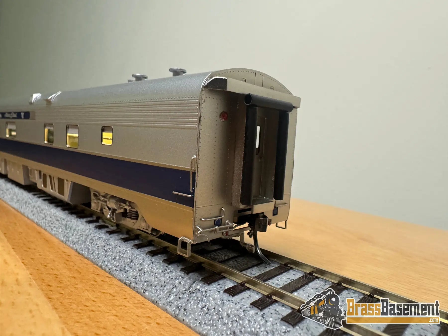 HO Brass - NBL MRL Montana Rail Link Business car ’Silver Cloud’ Version 3c FP Silver Blue - NEW Passenger