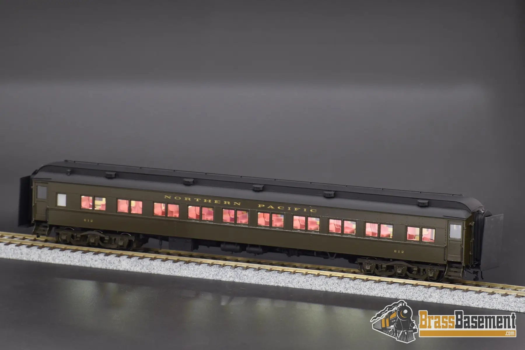 Ho Brass - Northern Pacific Coach #612 With Led Lighting And Full Interior Passenger