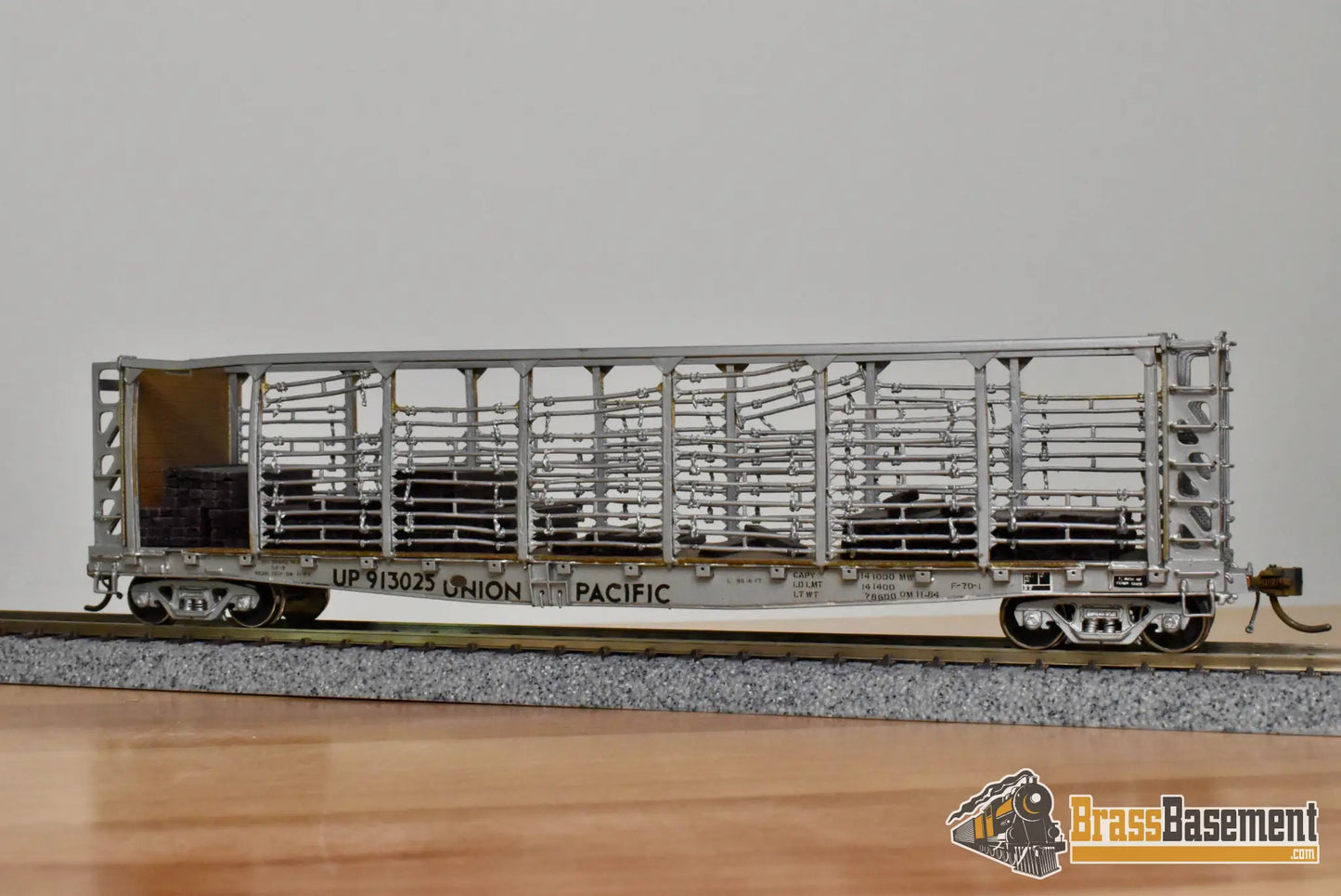 HO Brass – OMI 3022 – Union Pacific F-70-1 Tie Car #913025 – Custom Painted - Brass Maintenance-of-Way Car