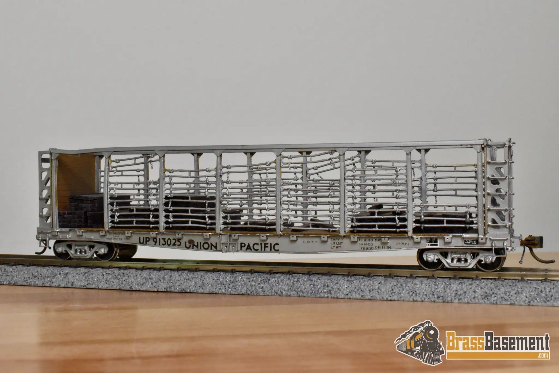 HO Brass – OMI 3022 – Union Pacific F-70-1 Tie Car #913025 – Custom Painted - Brass Maintenance-of-Way Car