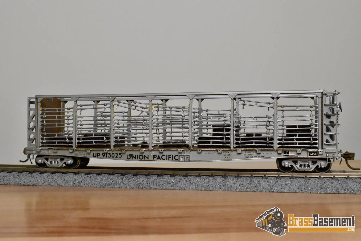 HO Brass – OMI 3022 – Union Pacific F-70-1 Tie Car #913025 – Custom Painted - Brass Maintenance-of-Way Car