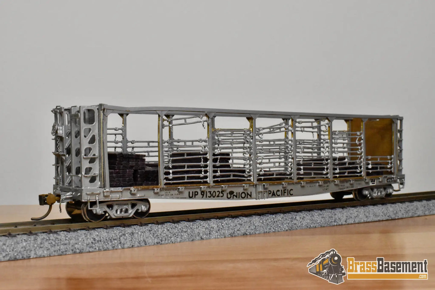 HO Brass – OMI 3022 – Union Pacific F-70-1 Tie Car #913025 – Custom Painted - Brass Maintenance-of-Way Car