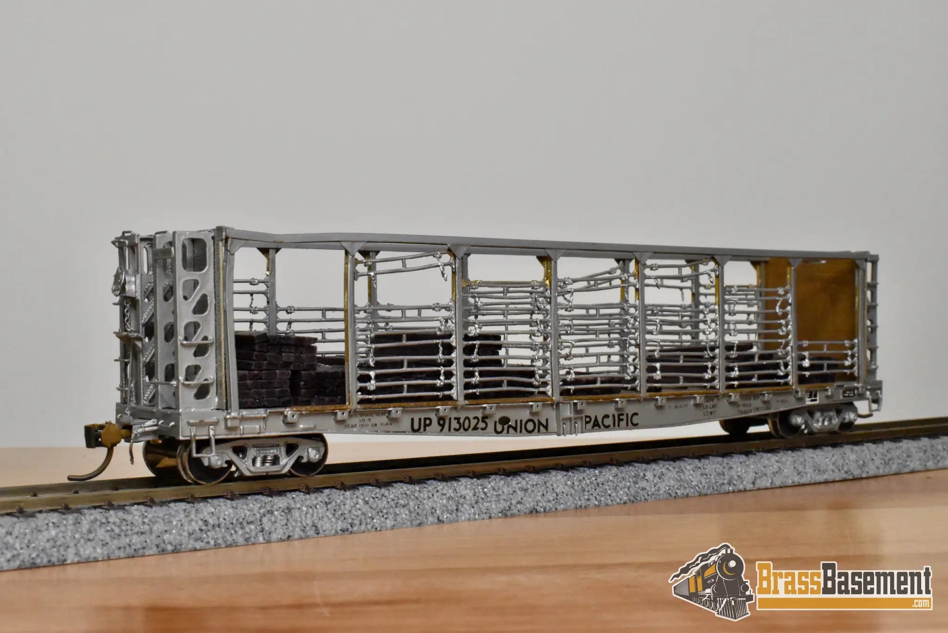 HO Brass – OMI 3022 – Union Pacific F-70-1 Tie Car #913025 – Custom Painted - Brass Maintenance-of-Way Car