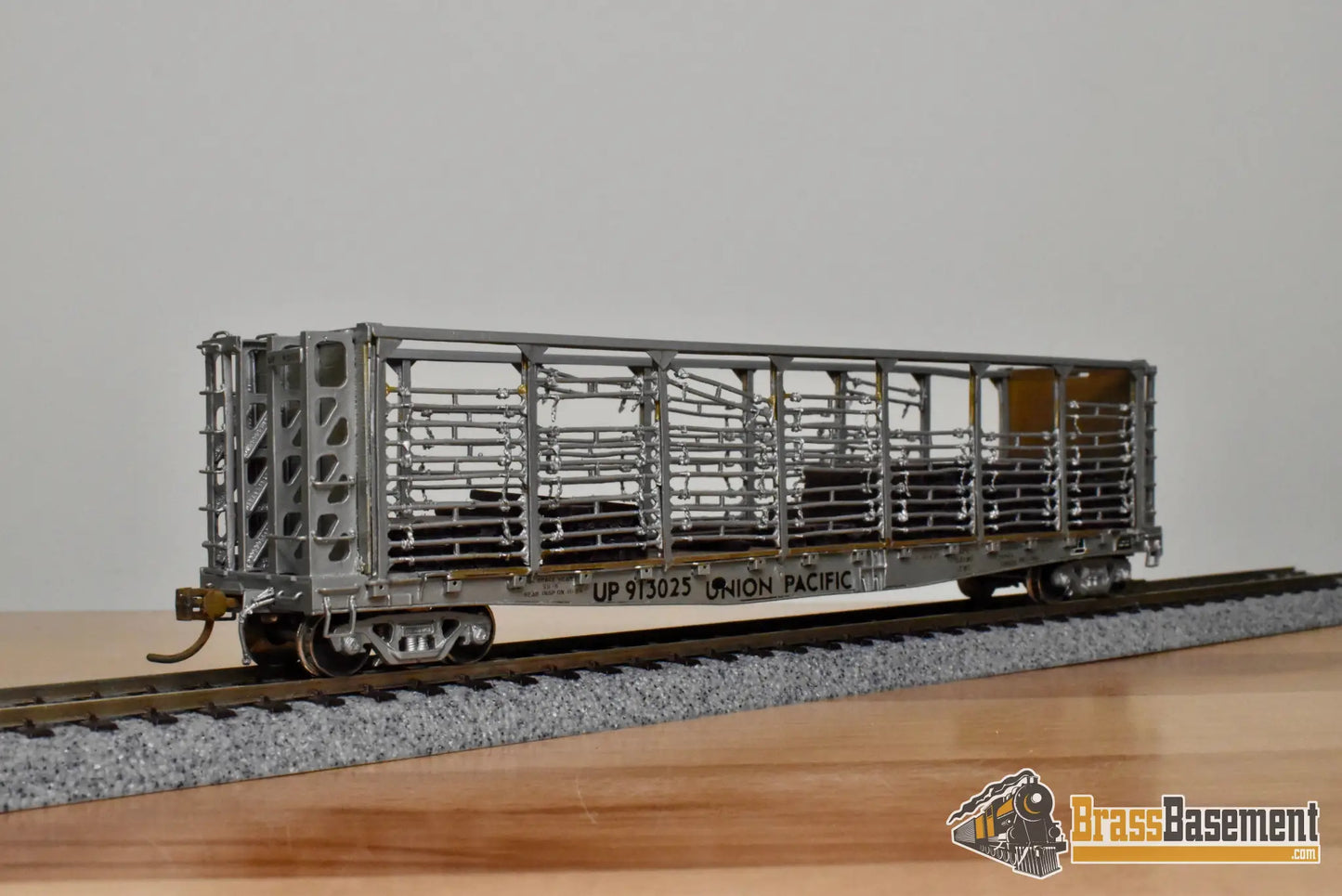 HO Brass – OMI 3022 – Union Pacific F-70-1 Tie Car #913025 – Custom Painted - Brass Maintenance-of-Way Car