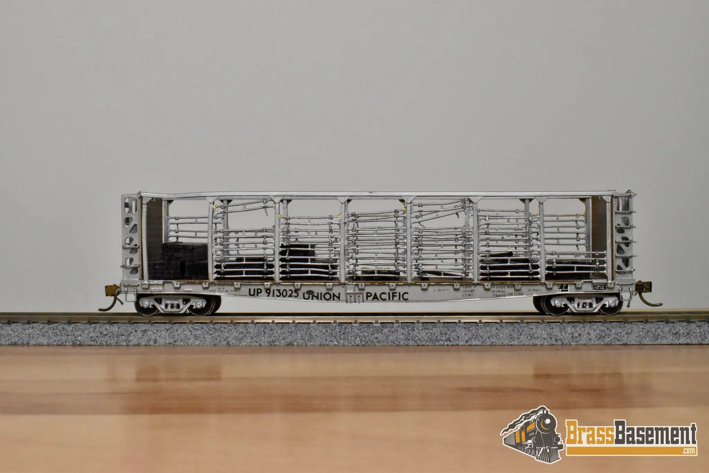 HO Brass – OMI 3022 – Union Pacific F-70-1 Tie Car #913025 – Custom Painted - Brass Maintenance-of-Way Car