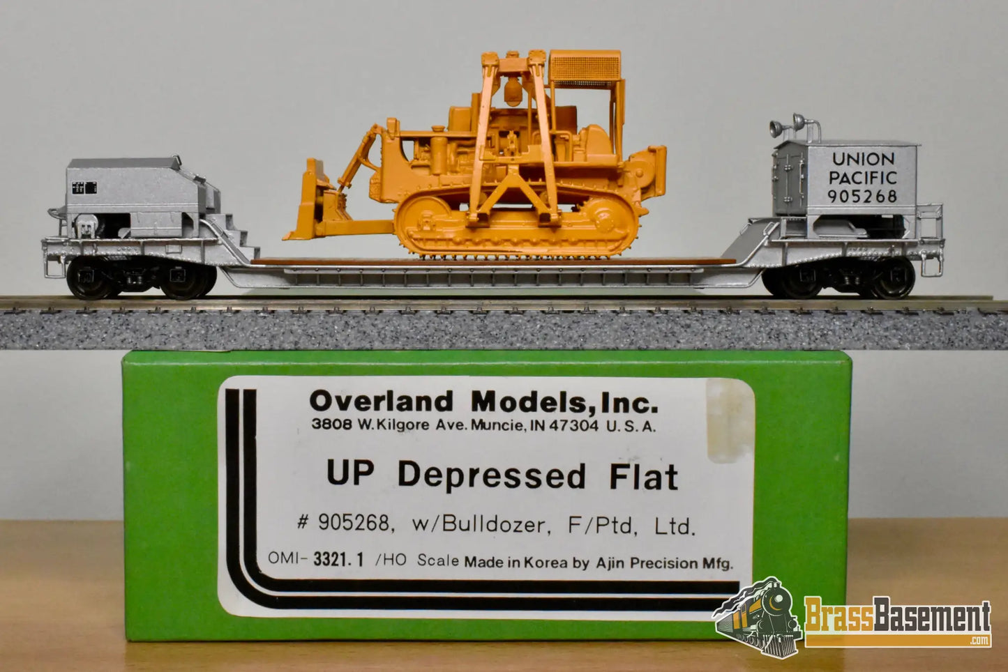 HO Brass – OMI 3321.1 – Union Pacific Depressed Flat Car #905268 w/ Bulldozer – Factory Painted - Brass Freight Car