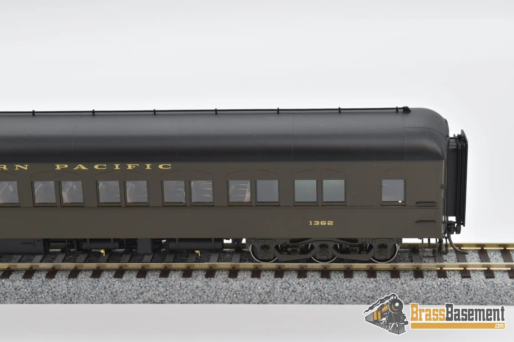 Ho Brass - W&R Northern Pacific Deluxe Coach #1362 Pullman Green Passenger