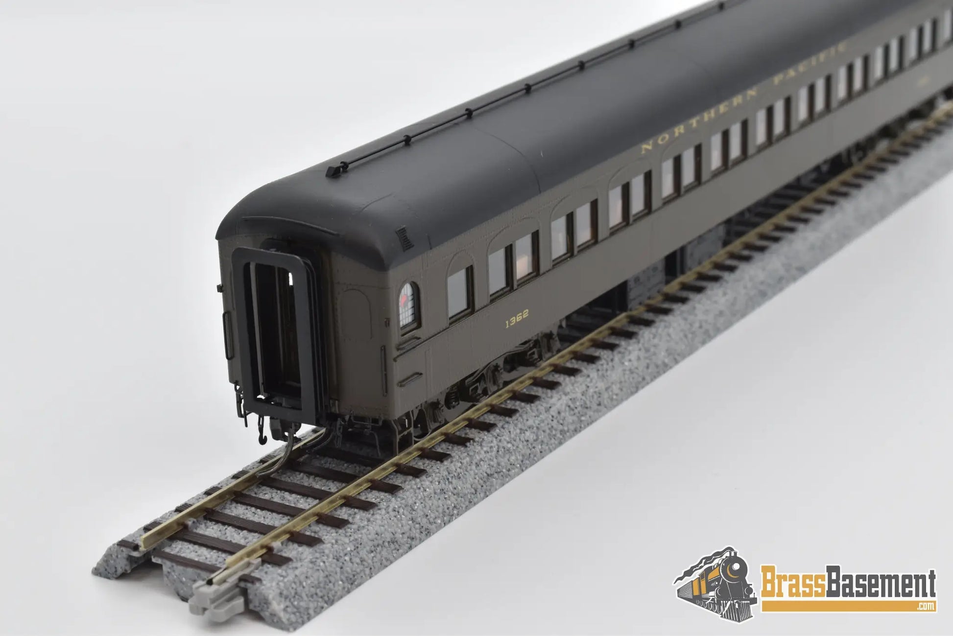 Ho Brass - W&R Northern Pacific Deluxe Coach #1362 Pullman Green Passenger